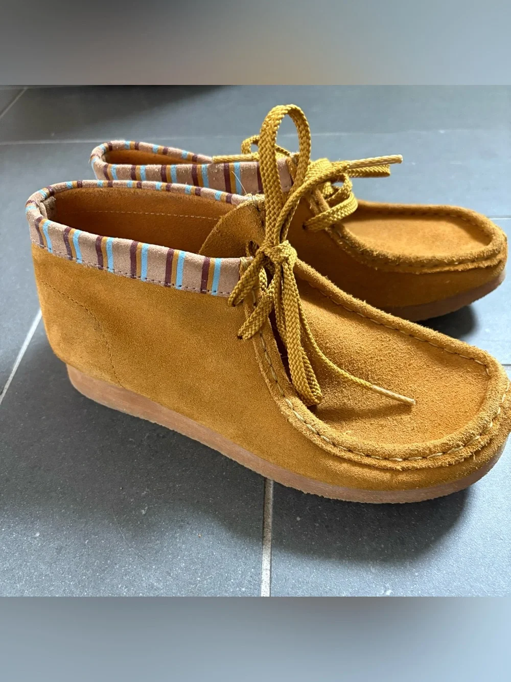 Clark’s Original Wallabee Boot kids Mustard Suede with Striped Trim size 2.5W